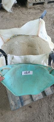 deux sacs de riz posés sur une palette, par terre