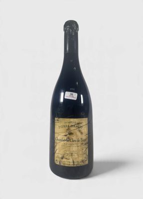 une bouteille de vin posée sur une table