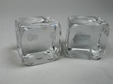 deux cubes en verre posés l'un à côté de l'autre sur une table