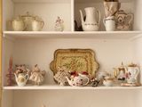 un buffet sur lequel sont posées de nombreuses tasses à thé et à café