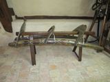 un banc en bois et des outils sur le sol