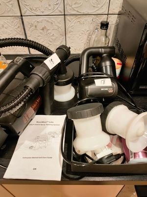 des bouteilles de lait et d'autres articles sont posés sur le plan de travail de la cuisine