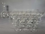 beaucoup de verres à vin et une carafe sur la table