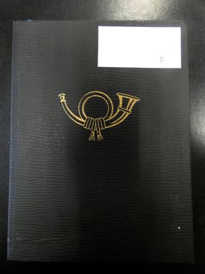un livre noir orné d'un oiseau doré