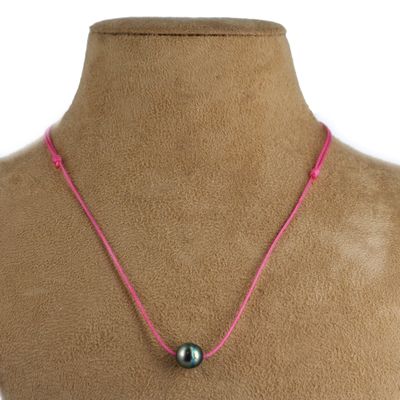 gros plan d'un torse de mannequin portant un collier