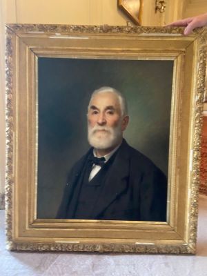 tableau représentant un homme en costume tenant une photo de lui-même