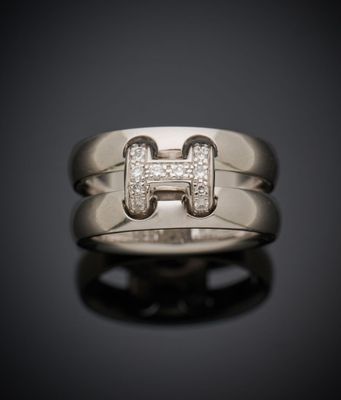 une image d'une bague en diamant sur laquelle figure la lettre h