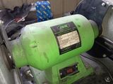 une machine verte posée sur une table