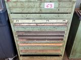 une vieille armoire à outils verte sur laquelle figure un numéro