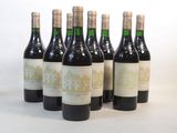 six bouteilles de vin sont alignées sur une surface blanche
