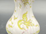 un vase jaune et blanc posé sur une table