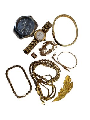 de nombreux bijoux en or sur fond blanc