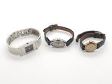 trois montres différentes posées sur une surface blanche, sur fond blanc
