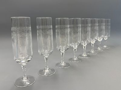 six verres à vin vides alignés sur une table
