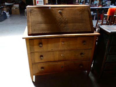 une commode en bois posée dans une pièce