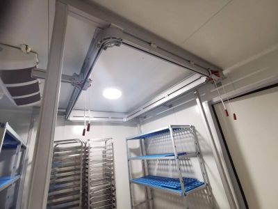 Système de transport de carcasses sur rails en carré avec 4 …