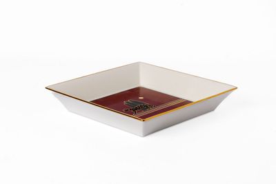 bol carré blanc et doré, avec un intérieur rouge sur fond blanc
