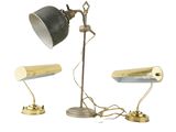 Deux lampes sont posées l'une à côté de l'autre sur une table