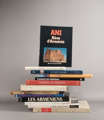 plusieurs livres sont empilés sur une table