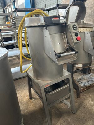 deux mélangeurs industriels qui se trouvent dans une pièce