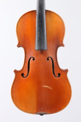 gros plan d'un violon avec un archet sur fond blanc