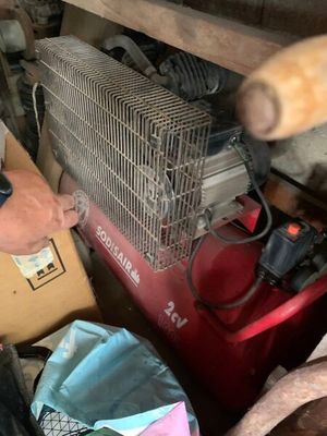 un homme qui travaille sur une machine dans le garage