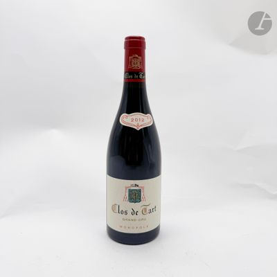 une bouteille de vin posée sur une table