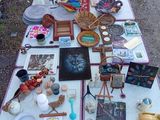 une table sur laquelle se trouvent de nombreux objets