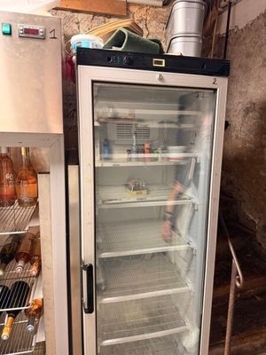 un réfrigérateur dont la porte vitrée est ouverte