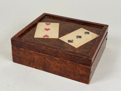 une boîte en bois contenant des cartes à jouer