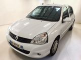 une petite voiture blanche garée dans une pièce blanche