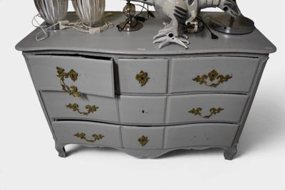 une commode sur laquelle trône une figurine de cheval