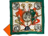 un gros plan d'une écharpe verte et orange ornée d'un crâne