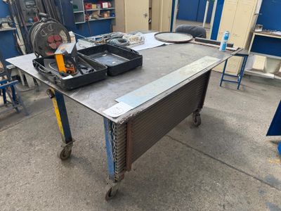 une table sur laquelle se trouvent de nombreux outils