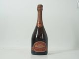 la bouteille de vin est posée sur la table à côté du mur