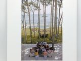 une photo d'un groupe de personnes assises autour d'une table de pique-nique