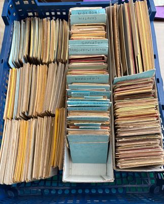 une image représentant une caisse bleue remplie de nombreux dossiers