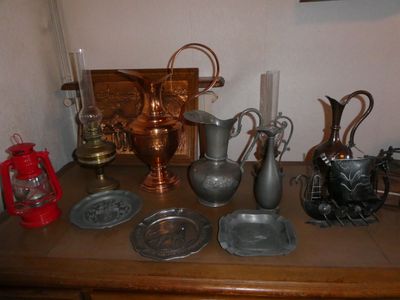 une table sur laquelle se trouvent de nombreux objets en argent