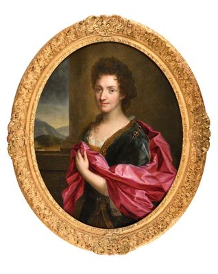un tableau ovale représentant une femme vêtue d'une robe noire et rose