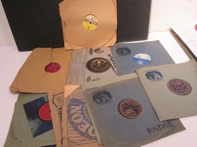 plein de vieux disques posés sur une table