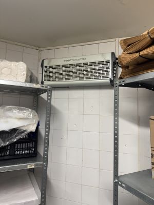 une pièce avec de nombreuses étagères et des cartons posés sur les étagères