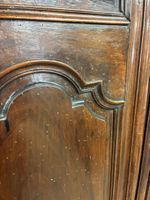 Armoire en noyer mouluré, corniche droite, pieds boule - XVI… (photo 4)