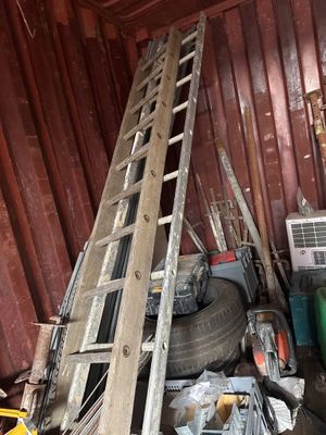 une image d'un tas de ferraille dans un garage