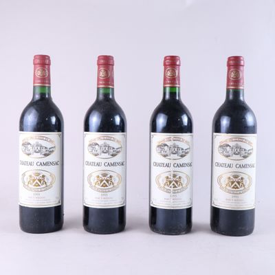trois bouteilles de vin rouge sont alignées sur une surface blanche