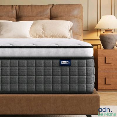 un matelas posé sur un lit dans une chambre