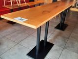 des tables et des chaises dans un restaurant, avec un mur en pierre en arrière-plan