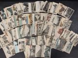 un lot de vieilles cartes postales posées sur une table