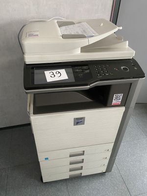 une imprimante posée sur un bureau