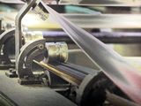 une machine qui traite un morceau de tissu