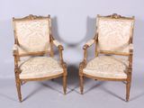 paire de chaises anciennes en bois sculpté, avec accoudoirs rembourrés